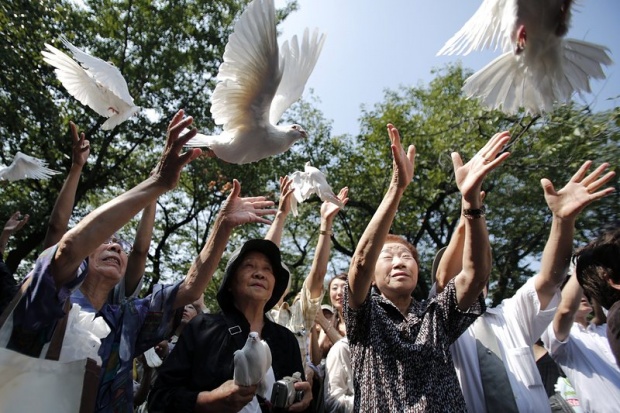 Японци пускат гълъби на мира и отдават чест на загиналите през Втората световна война, на церемония в Токио по случай 68 години от края на войната