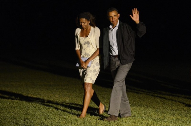 Барак и Мишел Обама се прибират в Белия дом, след като прекараха ваканция в Масачузец