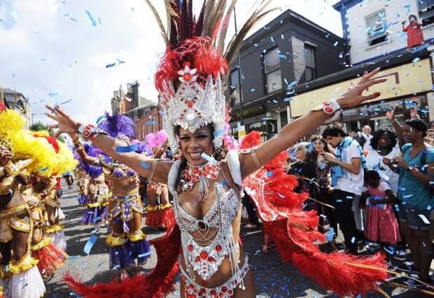 Екзотична танцьорка се весели на карнавал в Нотинг Хил, Лондон, който се провежда на 25 и 26 август