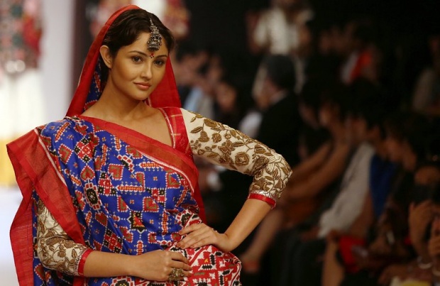 Модел дефилира на Седмицата на модата в Мумбай, Индия, където 89 дизайнери представиха колекциите си