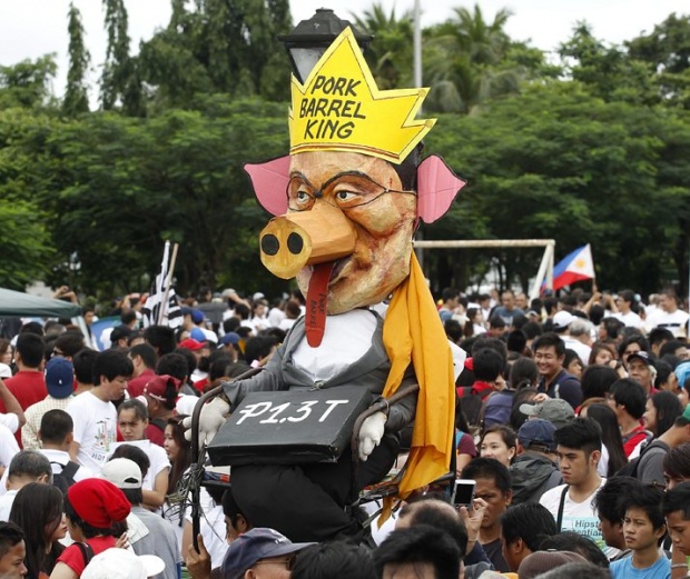 Филипински активисти протестират срещу корупцията, като осмиват президента Benigno Aquino III като прасе