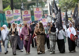 Стотици мюсюлманки от ислямската политическа организация Hizb ut-Tahrir протестираха срещу конкурса "Мис Свят" в Джакарта, Индонезия