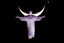 Астрономичен феномен може да бъде забелязан в някои бразилски градове: срещането на Венера и Луната, тук - зад статуята на Исус в Рио де Жанейро
