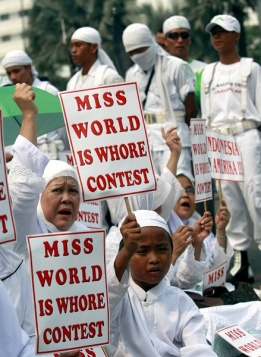 Мюсюлмани в Индонезия протестират срещу конкурса "Мис Свят" в Джакарта