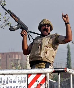 Египетски войник дава заповеди, докато е на смяна по време на операция в Гиза