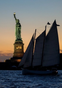 Екипажът на стария плавателен кораб  Shearwater минава между Манхатън и Статуята на свободата в Ню Йорк