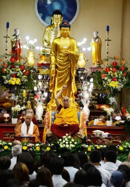 Далай Лама изнася реч пред будистки монаси в пагода в Хановер, Германия