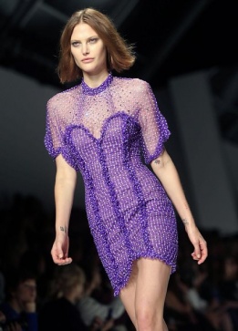 Модел представя част от колекцията пролет/ лято 2014 на марката Blumarine по време на седмицата на модата в Милано