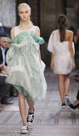 Модел представя част от колекцията пролет-лято 2014 на марката Moon Young Hee на седмицата на модата в Париж