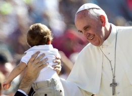 Папа Франциск се радва на дете по време на аудиенцията му на площад "Св. Петър" във Ватикана