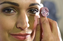 Аукционна къща „Сотбис“ показа 59,6-каратов розов диамант, който предстои да бъде предложен на търг на рекордно висока цена от 60 млн. долара в Женева