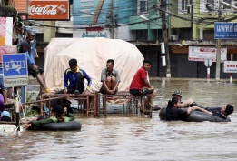 Главната улица в Kabin Buri в Тайланд е наводнена от проливните дъждове, които са засегнали около милион и половина души в страната