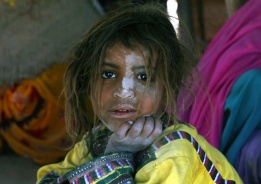 Момиче, пострадало при земетресението в Пакистан, чака в своето временно убежище, докато се оказва помощ на другите пострадали от бедствието
