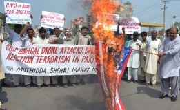 Пакистанци горят американското знаме на протест срещу военни атаки на САЩ