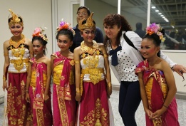 Малки момиченца от Бали позират с делегати от Мексико на Asia-Pacific Economic Cooperation (APEC)