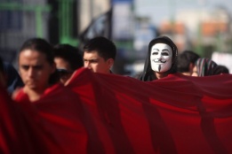 Стотици членове на студентски организации маршируват в памет на 45-годишнината от Tlatelolco Massacre