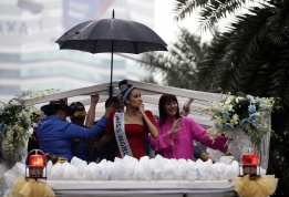 Мис Свят 2013 Меган Янг позира по време на победния й парад в родната й Манила, Филипините