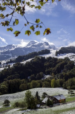 Първият сняг за годината покри върховете на планинската верига Трите сестри в Швейцария