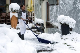 Мъж изрива снега пред къщата си в Боедел, Австрия, където само за една нощ натрупа 50 см сняг