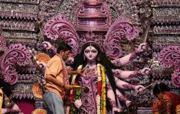 Индийски поклонник изпълнява ритуал по време на фестивала Дурга Пуря в Ню Делхи, Индия