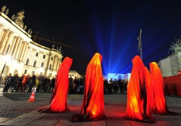Инсталацията "Пазители на времето" е осветена по време на светлинен фестивал в Берлин, Германия, при който редица сгради и забележителности са огрени от светлини