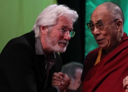 Актьорът Ричард Гиър разговаря с Далай Лама, преди ламата да изнесе реч за религиозната хармония в Мексико