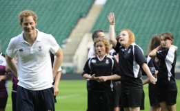 Британският принц Хари игра ръгби с гимназисти на стадион Twickenham в Лондон
