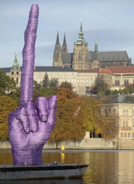 Огромна скандална скулптура от Дейвид Черни украси река Вълтава и е адресирана към Пражкия замък в далечина, където е седалището на чешкия президент