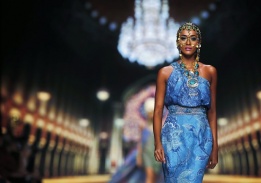 Модел представя част от колекцията на дизайнера Mariana Sutandi по време на седмицата на модата в Джакарта, Индонезия