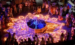 Фестивал на светлините в Гохар Махал, Индия, символизира победата на доброто над злото