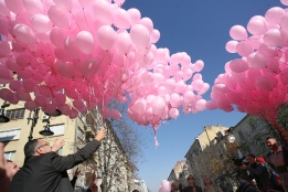 На столичния бул. "Витоша" бяха пуснати 1200 розови балона в памет на българските жени, които всяка година умират от рак на гърдата