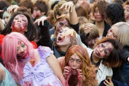 Стотици японци, облечени като зомбита, отбелязват празника Хелоуин и премиерата на сериала "Живите мъртви" в Токио