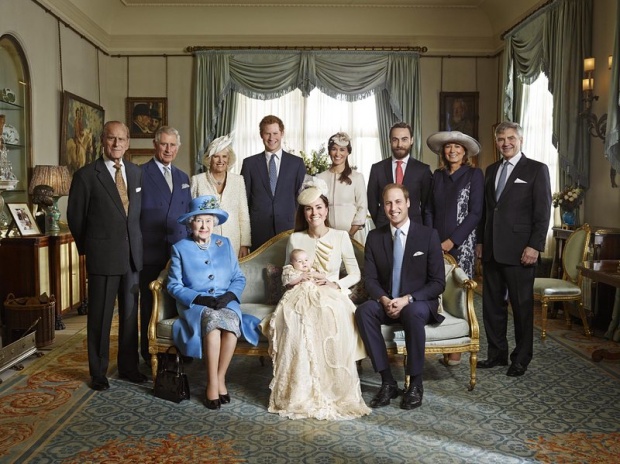 Официална снимка от кръщенето на британския престолонаследник Джеймс показва английското кралско семейство, заедно с принц Уилям и Катрин