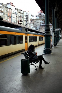 Пътник чака на жп гарата в Порто заради 24-часова стачка на служителите на компанията Comboios de Portugal