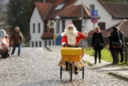 Служител на немските пощи, облечен като Дядо Коледа, събира хиляди писма с желания при откриването на най-голямата поща в Himmelpfort, Германия
