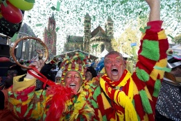 Маскирани граждани празнуват началото на карнавалния сезон в Маастрихт, Холандия