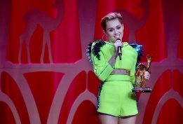 Скандалната певица Майли Сайръс получава наградата "Бамби" за Международен поп на церемонията в Берлин, Германия