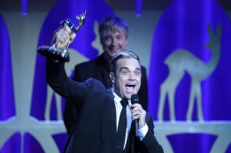 Поп певецът Роби Уилямс се радва на спечелената награда "Бамби" на церемония в Берлин, Германия