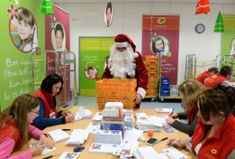 Пощенски служители влизат в ролята на джуджетата на Дядо Коледа и четат стотици писма на деца от 160 страни в градчето Libourne, Франция