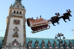 Фигура на Дядо Коледа помахва от шейна на Коледния базар в Хамбург, Германия