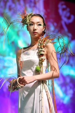 Модел показва аксесоари на Надпреварата за дизайн на цветя в Сеул, Южна Корея