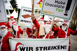 Дядо-Мразовци протестират на символична стачка в подкрепа на шоколада в Берлин, Германия