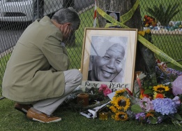 Южноафриканците скърбят след смъртта на Нелсън Мандела.