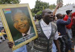 Скърбящи южноафриканци се събират да се молят и да пеят пред къщата на починалия Нелсън Мандела