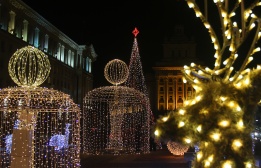 Коледната украса светна и в София