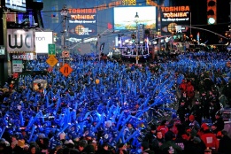 Хиляди американци посрещнаха Нова Година на "Таймс Скуер" в Ню Йорк.