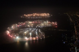 Хиляди фоерверки осветиха Дубай.