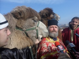 След тържествената служба на Богоявление две двугърби камили се подредиха зад носещите кръста и към река Арда през центъра на Кърджали потегли многочислено шествие