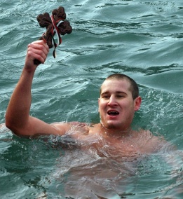21-годишният Александър Николов от Варна извади кръста от морето на Богоявление, за втора поредна година