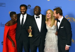 Режисьорът Стив Маккуин се радва на своя Златен глобус заедно с екипа на отличения филм 12 Years a Slave